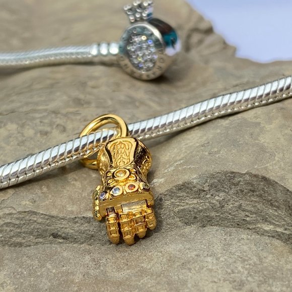 Marvel The Avengers Infinity Gauntlet Dangle Charm - Picture 10 of 12